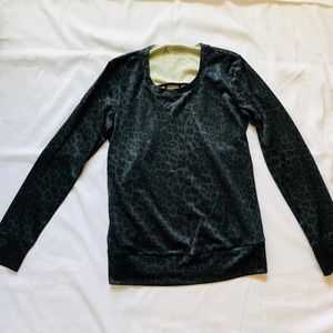 Vie Active Leopard Long Sleeve Back detail Top